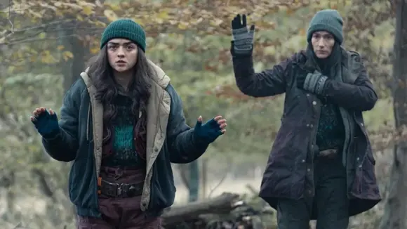 Fotograma de la serie Madre e hija levantando las manos